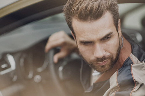 Conducteur de voiture.