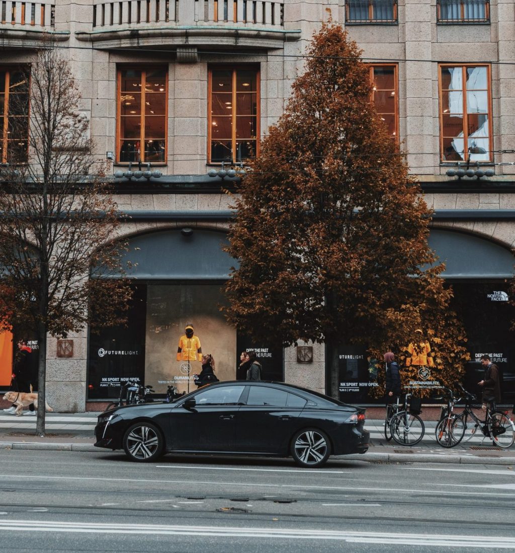 Peugeot devant magasin